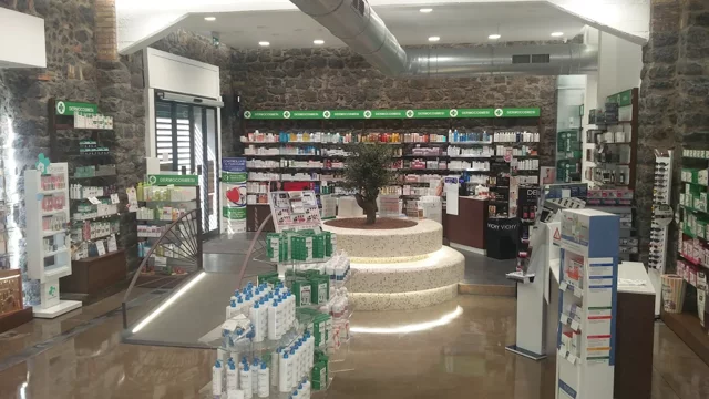 Interno accogliente della Farmacia Mandragona con i reparti dedicati al consiglio e alla cura