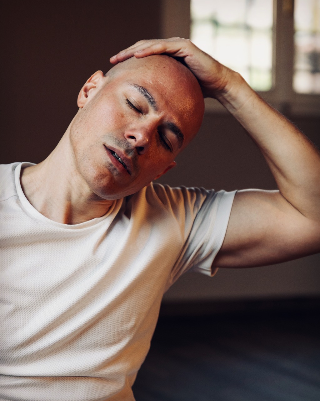 Ritratto di Francesco Lucherini, insegnante di FKL Yoga, in posizione seduta