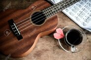 40925589-tazza-di-caff�-e-ukulele-su-fondo-in-legno-vecchio-tono-scuro