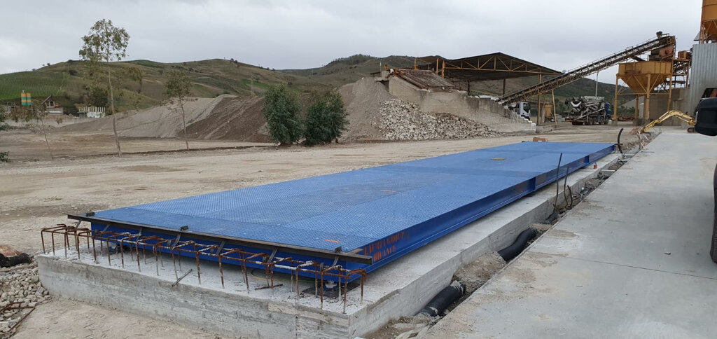 Pesa a ponte Lauria Group installata in un piazzale industriale