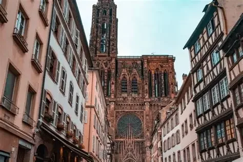 Strasbourg, l’engagement par le verbe : une capitale pour les valeurs européennes Strasbourg, l’engagement par le verbe : une capitale pour les valeurs européennes