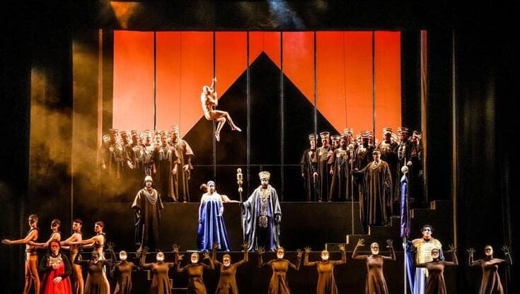 Un’Aida tra misticismo e corporeità inaugura la stagione del Bellini