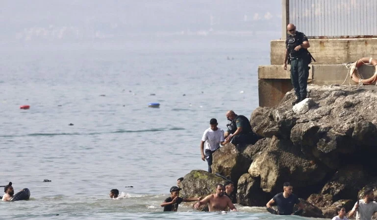 Ceuta: migranti come arma geopolitica, tra rivendicazioni di sovranità e controllo del Mediterraneo Ceuta: migranti come arma geopolitica, tra rivendicazioni di sovranità e controllo del Mediterraneo