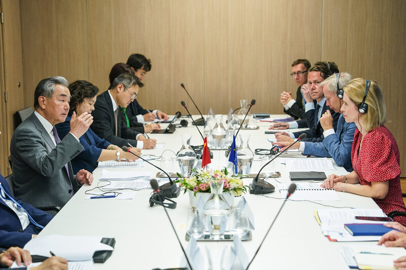 Senza realismo, l'UE si riduce ad isolato fantasma diplomatico