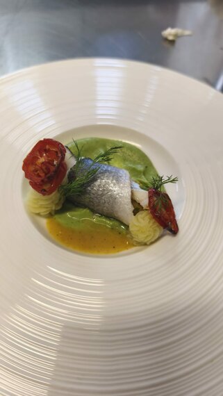 spigola in crema di piselli takeawaypugliacom chef mariano donghia.jpeg