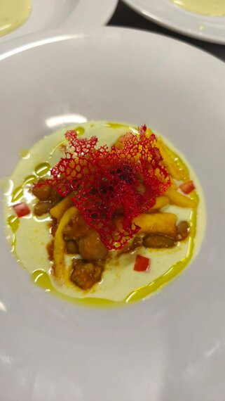 cavatellini con legumi e crema di formaggio takeawaypuglia.jpeg