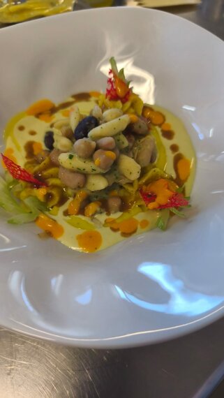 minestra di legumi su crema di gorgonzola al curry takeawaypugliacom.jpeg