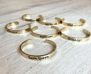 bracciale-bangle-fascia-bassa-personalizzabile-con-nomi-scritte-a-piacere