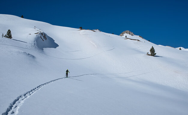 beautiful-day-mountain-skiing-with-perfect-conditions.jpeg