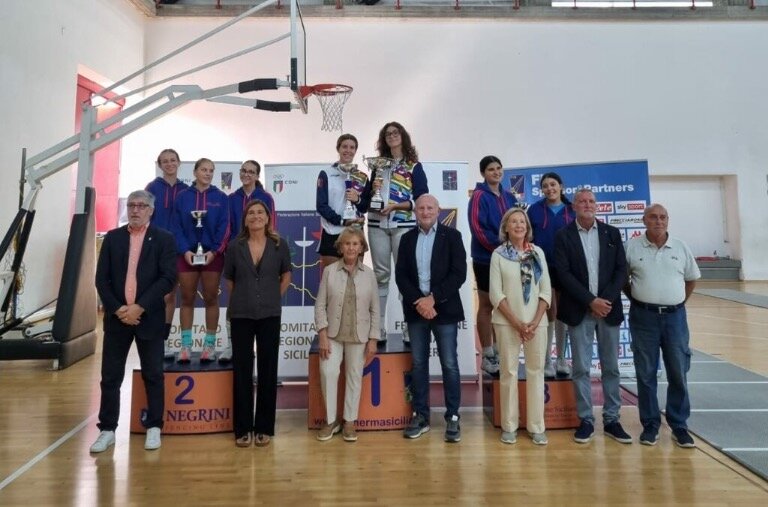 3222-doppio-spada-podio-femminile.jpeg 3222-doppio-spada-podio-femminile.jpeg