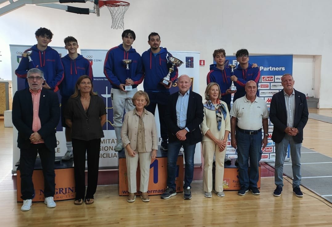 il-podio-del-doppio-spada-torregrosso-ida-nicotra-la-famiglia-cirelli-il-presidente-del-cus--e-domenico-sperlinga.-vincitori-doppio-maschile-ravanelli-e-repetto-grasso-e-ferlito-russo-e-noto.jpeg il-podio-del-doppio-spada-torregrosso-ida-nicotra-la-famiglia-cirelli-il-presidente-del-cus--e-domenico-sperlinga.-vincitori-doppio-maschile-ravanelli-e-repetto-grasso-e-ferlito-russo-e-noto.jpeg