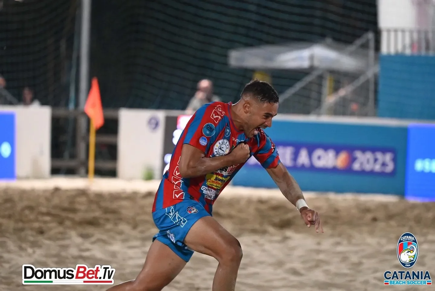 alisson-autore-di-una-doppietta-si-batte-con-il-pugno-il-cuore.jpg.webp