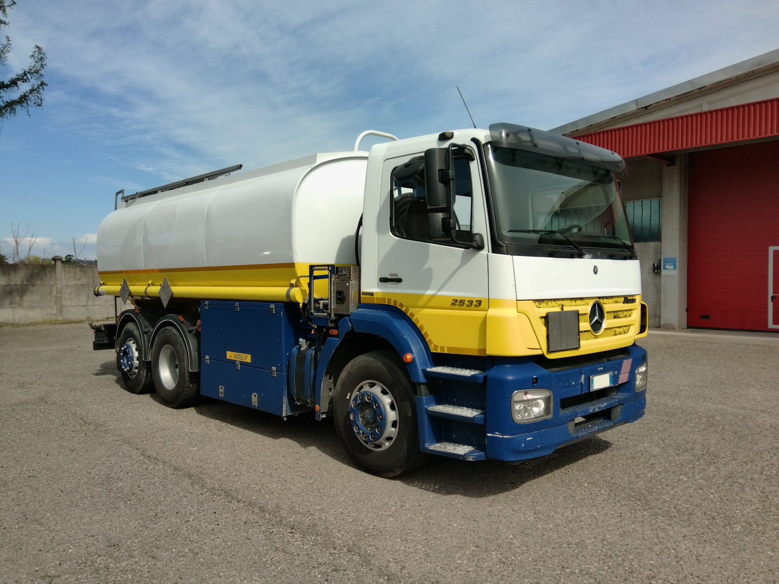 13-DF567 - TANK TRUCK FOR FUELS DISTRIBUTION