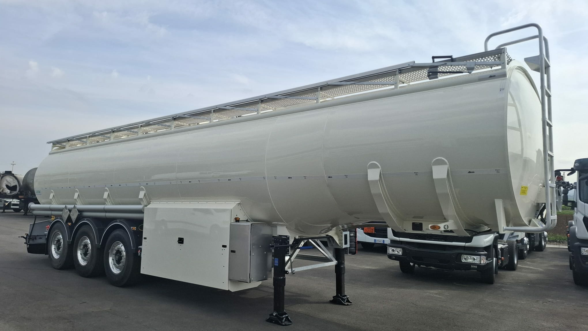 ALKOM - TANK SEMITRAILER 5 COMPARTMENTS 2 LITTERS COUNTERS