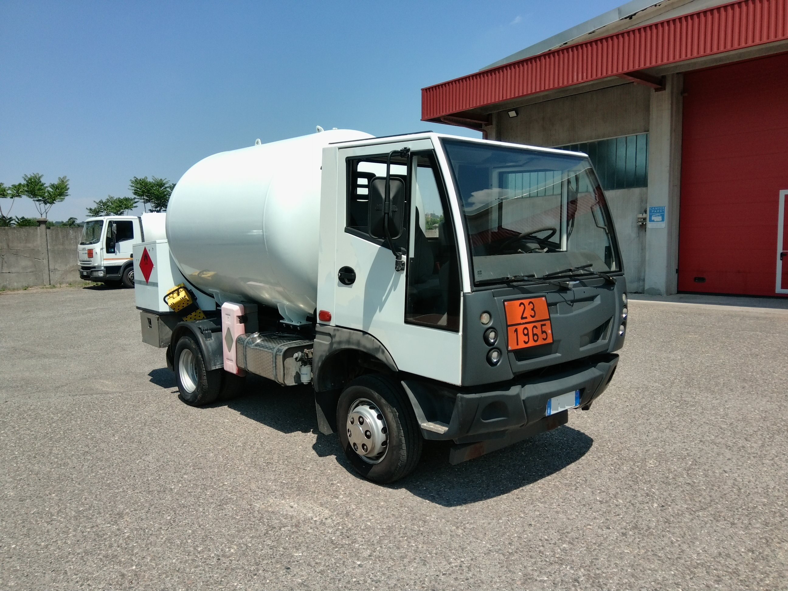 14-GX510 - BUCHER 4X2 LPG TANK