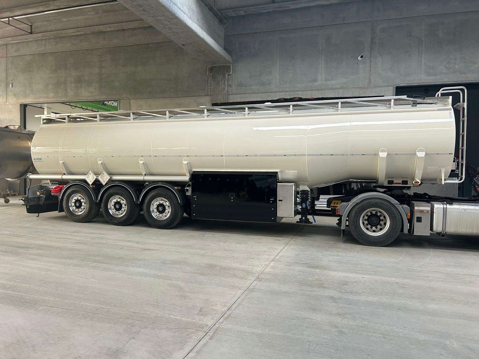 ALKOM - SEMIRIMORCHIO CISTERNA ADR 3 SCOMPARTI POMPA E CONTALITRI