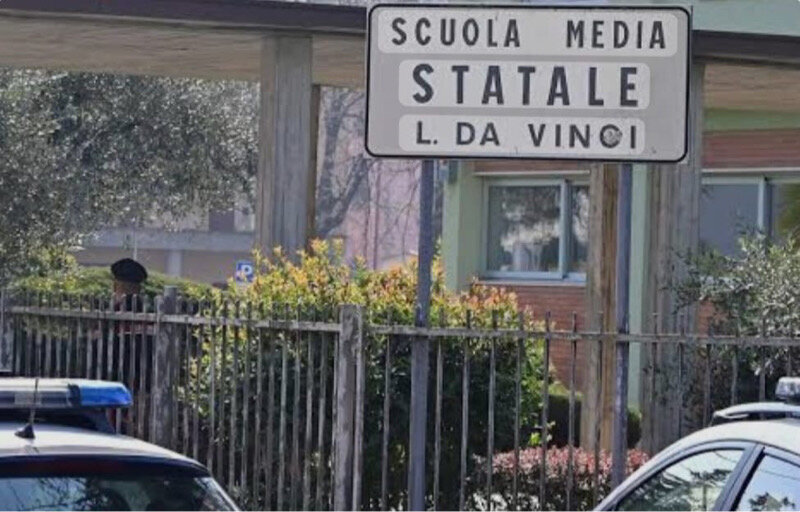L'adolescente modellato all'interno di una gabbia
