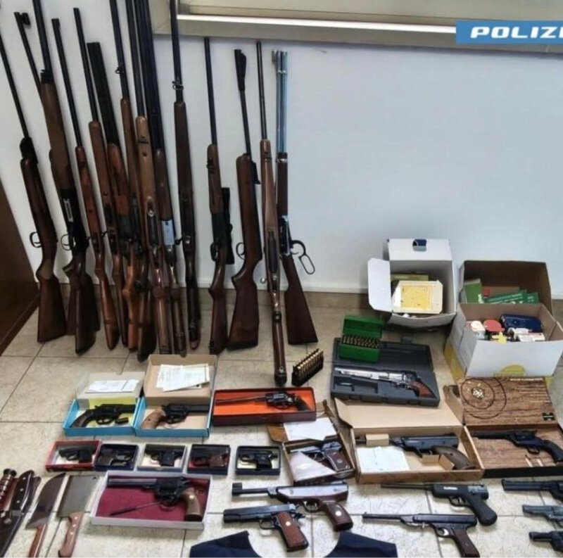 In casa 14 fucili, 22 pistole e 5 coltelli: arrestato
