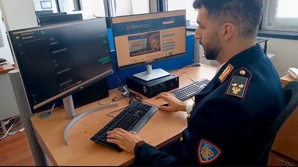 Che schifo, scambi di video pedopornografici con bimbi abusati Che schifo, scambi di video pedopornografici con bimbi abusati