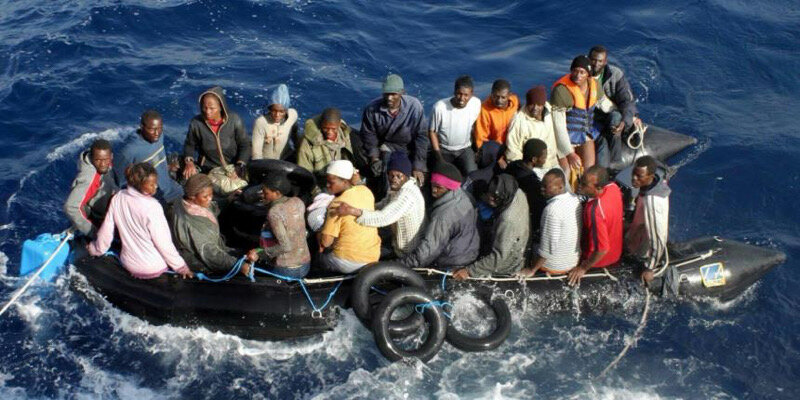 La Guardia costiera libica spara sui migranti in mare: 1 morto e 3 feriti La Guardia costiera libica spara sui migranti in mare: 1 morto e 3 feriti