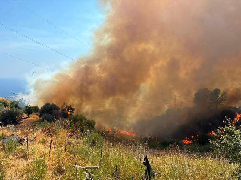 Caldo e incendi, la Protezione Civile regionale avvisa la popolazione Caldo e incendi, la Protezione Civile regionale avvisa la popolazione