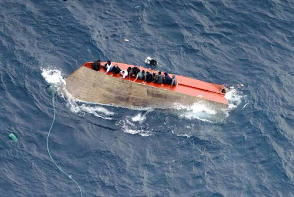 Nuova strage, il mare inghiotte 70 migranti 