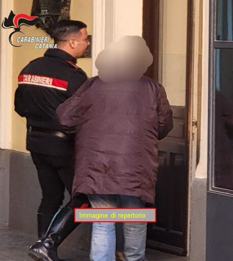 Grammichele, padre padrone prende a botte moglie e figli