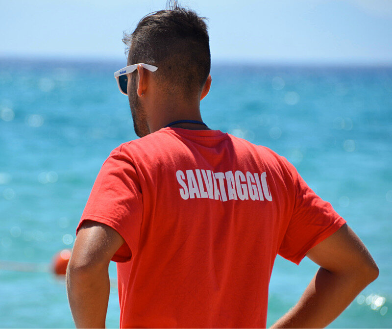 Blitz alla Plaia: bagnini insufficienti, lido sprovvisto di servizio salvataggio Blitz alla Plaia: bagnini insufficienti, lido sprovvisto di servizio salvataggio