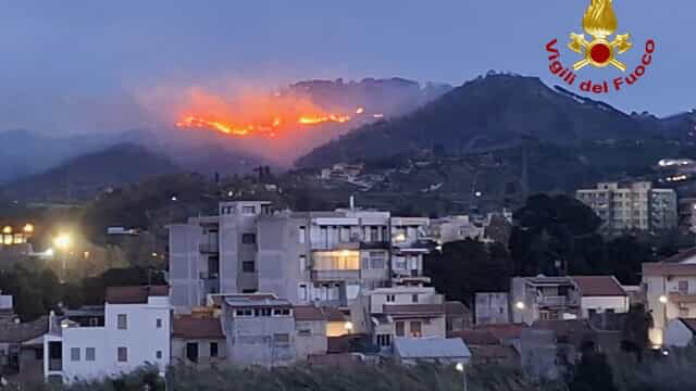 Fiamme alimentate dallo scirocco nel Messinese 