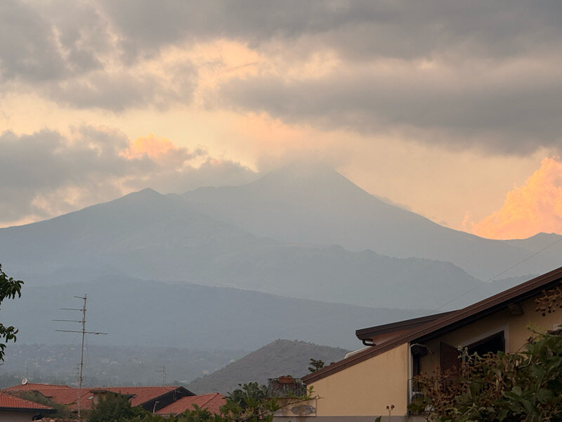 L'eruzione dell'Etna non è finita: esplosioni e cenere L'eruzione dell'Etna non è finita: esplosioni e cenere