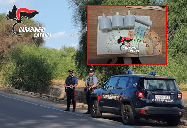 In auto con cocaina, crack e 4 candelotti esplosivi In auto con cocaina, crack e 4 candelotti esplosivi