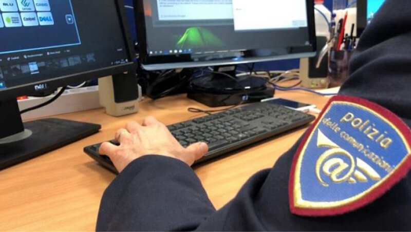 Catania, collaboratore scolastico fotograva le alunne e le denudava con l'Ia