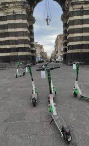 Catania, vigili urbani in monopattino