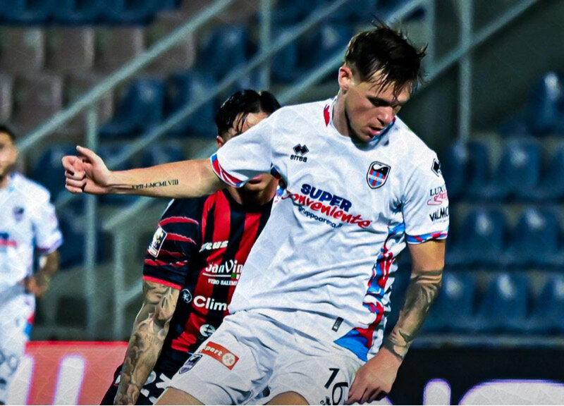 Il Catania si è spento, a Crotone partita da dimenticare 