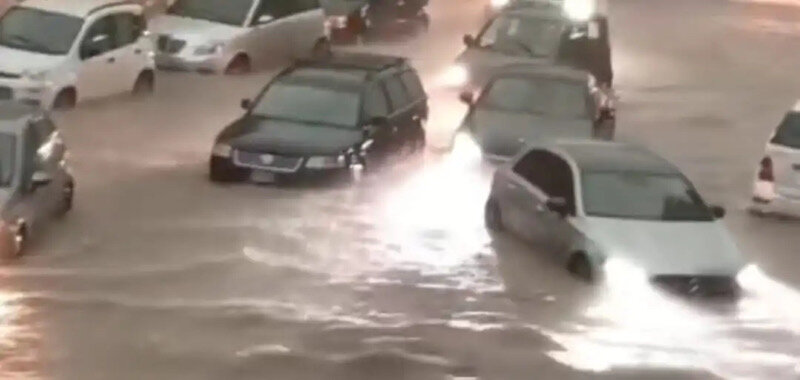 Pioggia torrenziale, donna trascinata dall'acqua