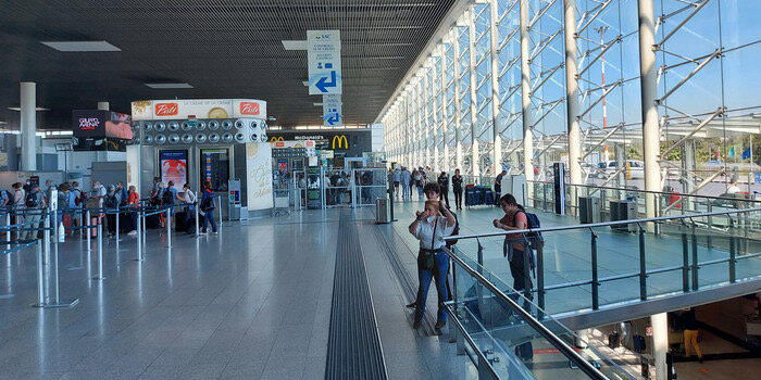 Ancora cenere, aeroporto chiuso fino alle 10 di martedi Ancora cenere, aeroporto chiuso fino alle 10 di martedi