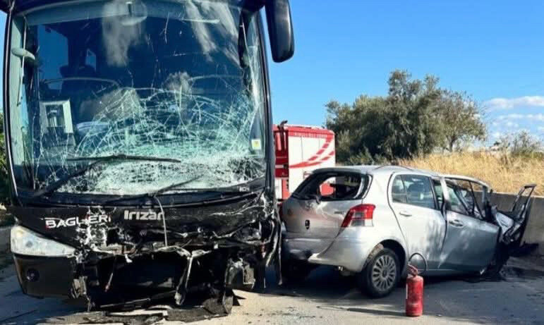 Frontale auto-pullman a Calamosche, morta 45enne