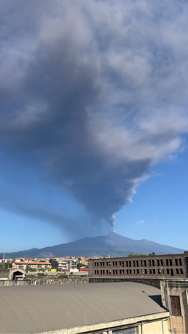 Etna, ancora cenere e nuova bocca nella Valle del Bove Etna, ancora cenere e nuova bocca nella Valle del Bove