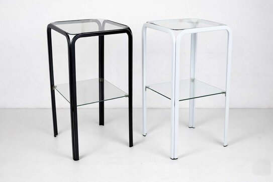 tavolini alti in metallo bianco o nero con ripiani vetro.jpeg