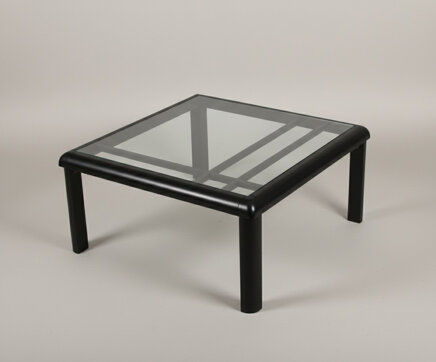 tavolino nero laccato con griglia superiore.jpeg