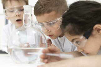 curious-kids-doing-chemical-experiment-school.jpeg