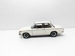 bmw-1600-2-avorio-del-1966-118-artigianale-base-autoart-millennium
