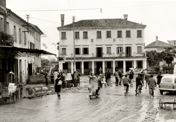 la piazza novembre 1966.jpeg