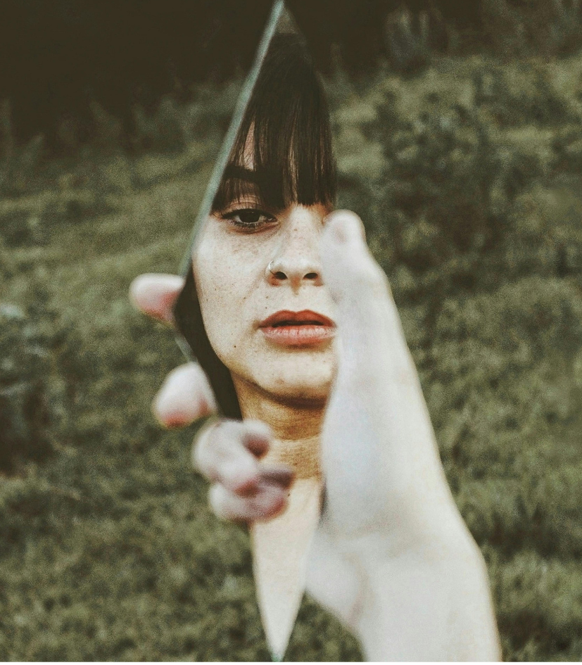 Le Due Modalit&agrave; di Vivere la Realt&agrave;: la Visione degli Specchi Esseni