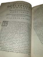 scipione-ammirato-discorsi-sopra-cornelio-tacito-nei-quali-si-contiene-il-fiore-di-tutto-quello-che-si-trova-sparso-ne-libri-delle-attioni-de-principi-e-del-buono-o-cattivo-loro-governo-in-padova-presso-pauolo-franbotto-1642