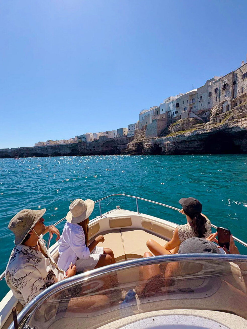 in barca a polignano copia.jpeg