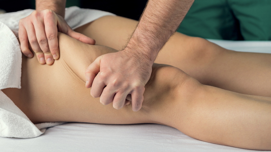 Linfodrenaggio manuale eseguito con manovre leggere e ritmiche.