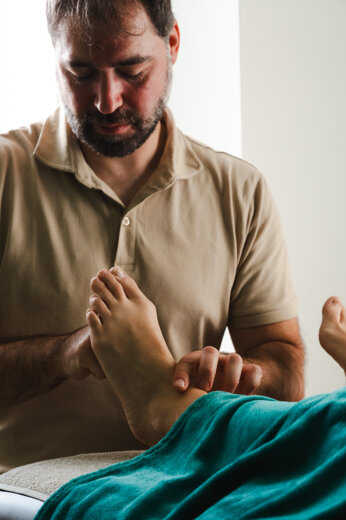 Trattamento Shiatsu alle mani per il riequilibrio energetico