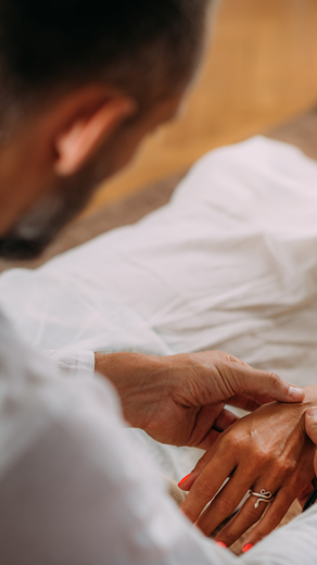 Trattamento Shiatsu alle mani per il riequilibrio energetico Trattamento Shiatsu alle mani per il riequilibrio energetico