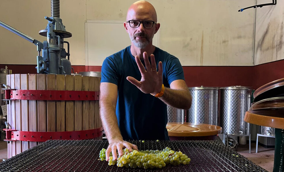 Andrea Pesaresi nella sua cantina Alma Raminga in Foligno